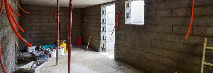 Unfertiger Kellerraum mit Baumaterialien