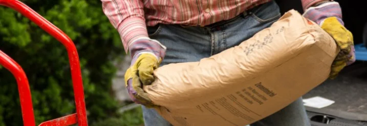 Person trägt einen Sack