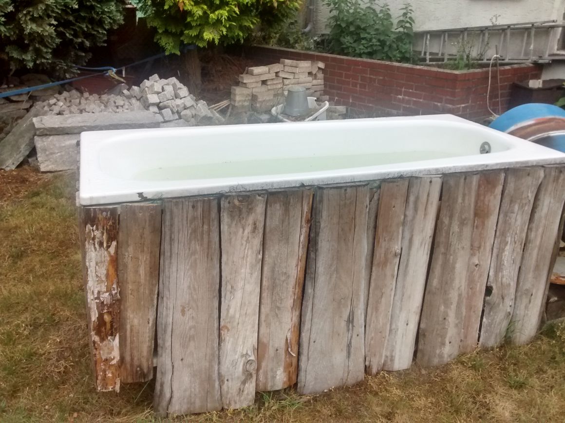 Badewanne auf Holzgestell