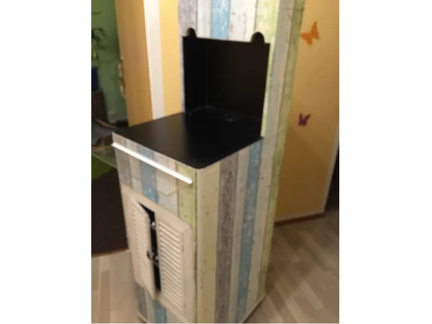 Holzschrank mit blau-grünem Muster