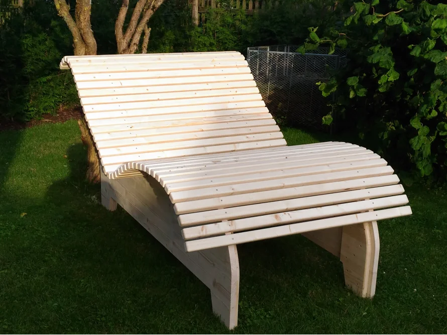 Gartenliege aus Holz