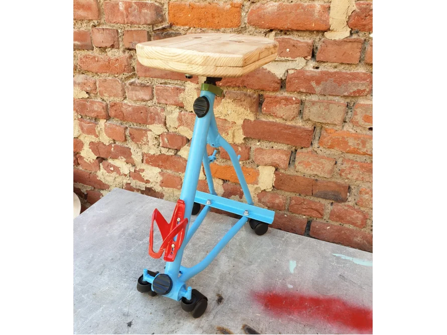 Blauer Hocker mit Holzsitzfläche