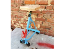 Blauer Hocker mit Holzsitzfläche