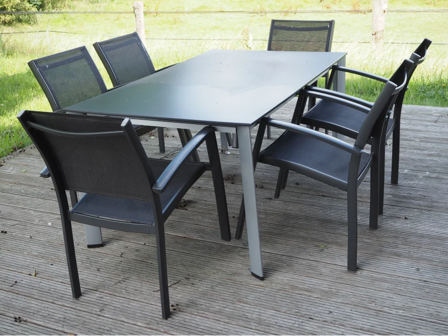 Gartenmöbelset mit Tisch und Stühlen