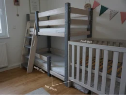 Ein Etagenbett und ein Babybett
