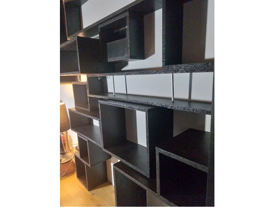 Schwarzes, geometrisches Regal