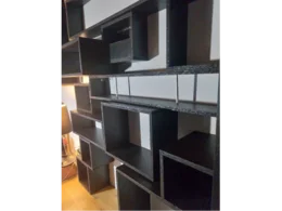 Schwarzes, geometrisches Regal