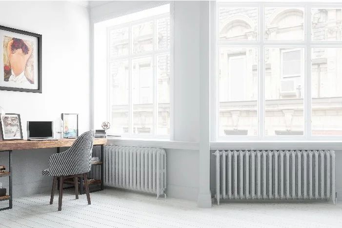 Heller Arbeitsplatz mit zwei Heizkörpern