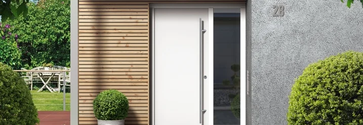 Moderner Hauseingang mit weißer Tür