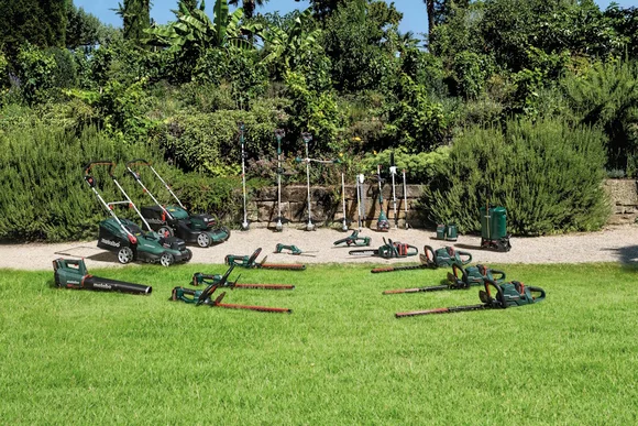Gartengeräte auf einem Rasen