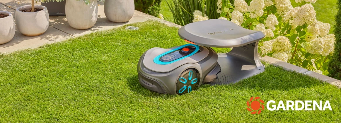 Mähroboter auf Rasenfläche