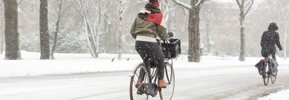 Fahrradfahrer fahren im Schnee