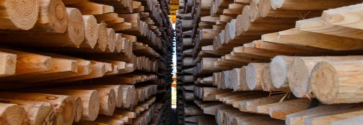 Gestapelte Holzbalken