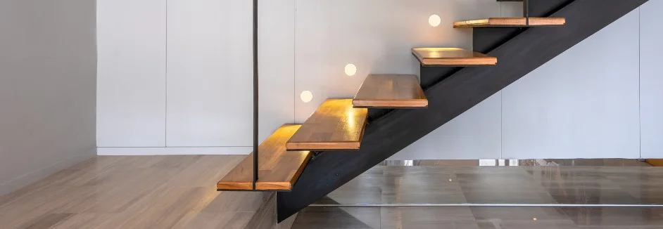 Moderne Holztreppe mit Beleuchtung