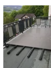 Balkon mit grauen Bodenfliesen