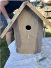 Ein Vogelhaus aus Holz.