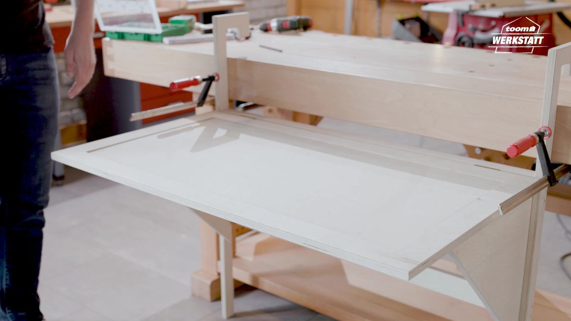 Holzplatte wird mit Schraubzwingen fixiert