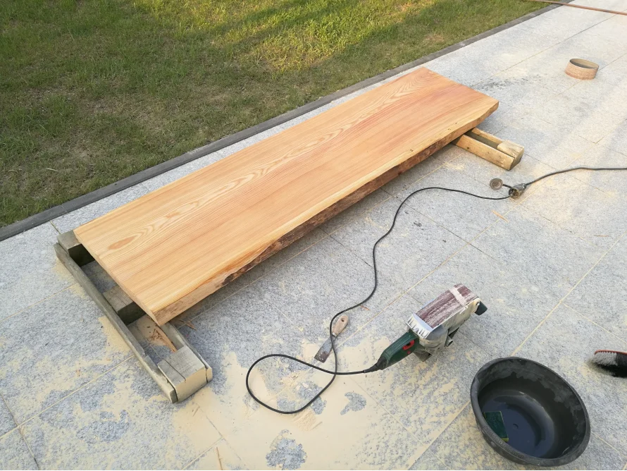 Gartentisch aus Massivholz