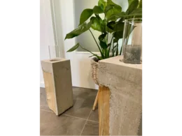 Zwei Beton-Holz-Kerzenständer