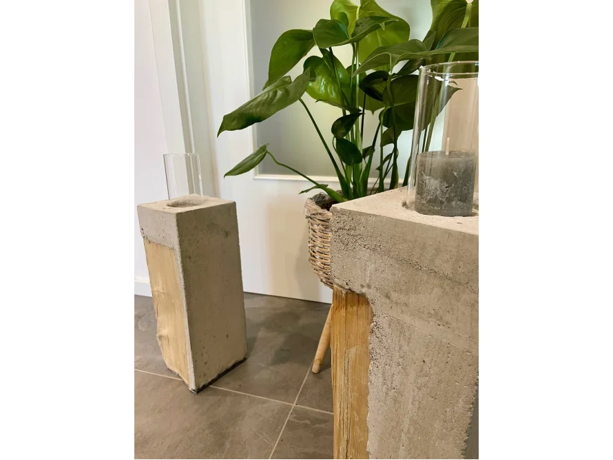 Zwei Beton-Holz-Kerzenständer