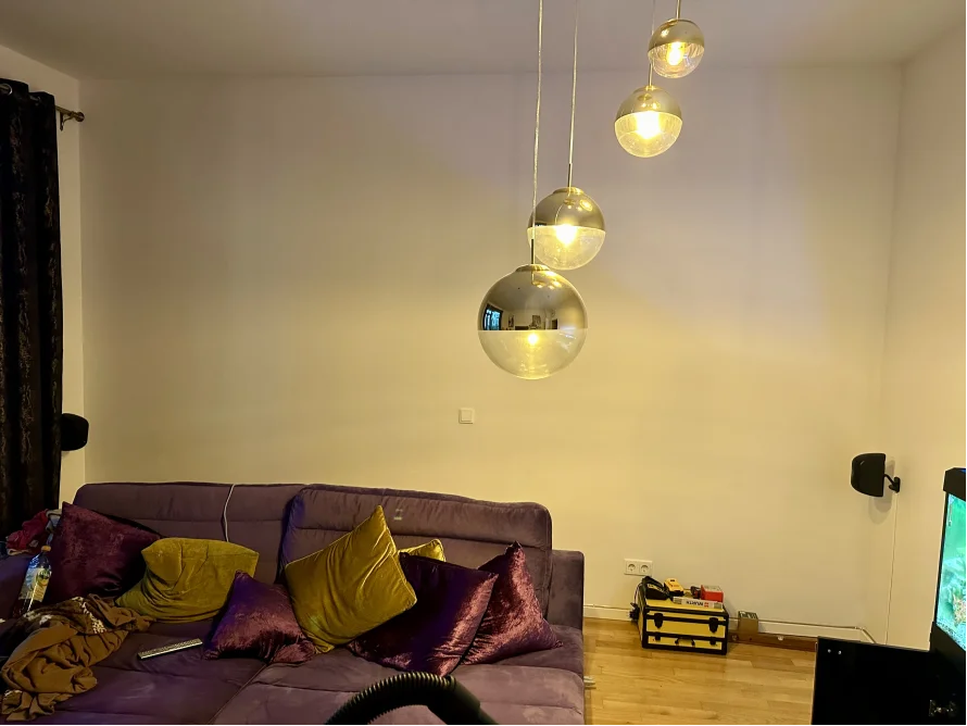 Wohnzimmer mit Sofa und Hängelampen
