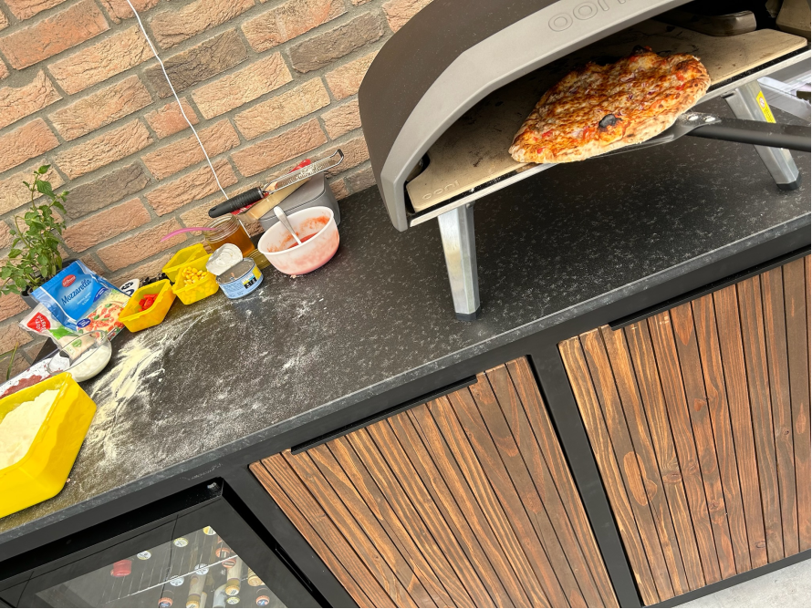 Pizza wird aus Pizzaofen geholt