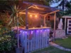 Rustikale Gartenbar mit Beleuchtung