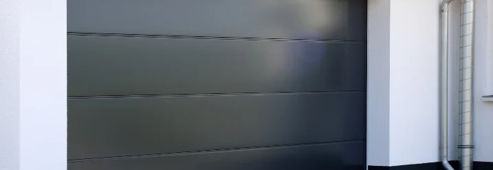 Geschlossenes anthrazitfarbenes Garagentor