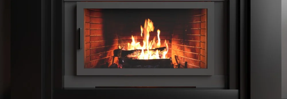 Holz brennt in Kamin