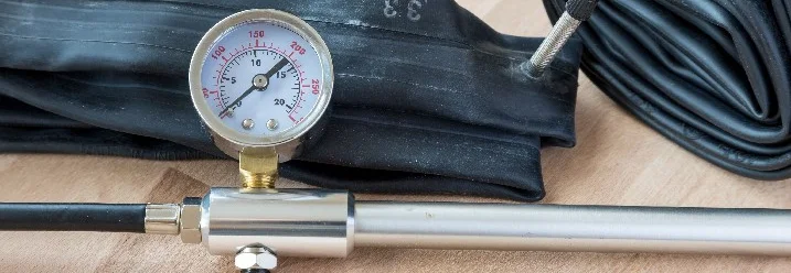 Manometer und ein Fahrradschlauch