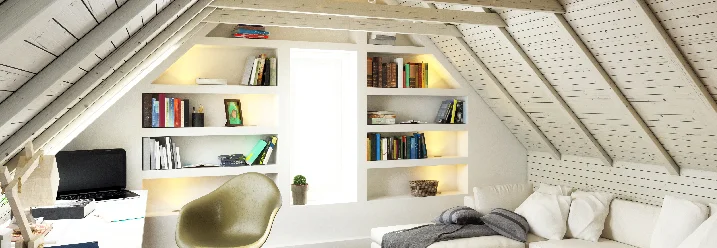Gemütlicher Dachboden mit Sitzecke und Schreibtisch