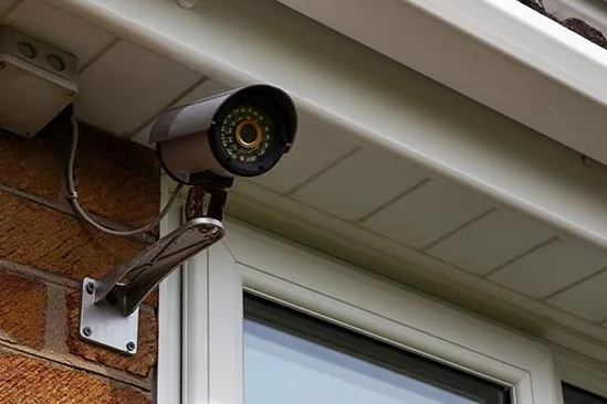 Überwachungskamera an Hauswand