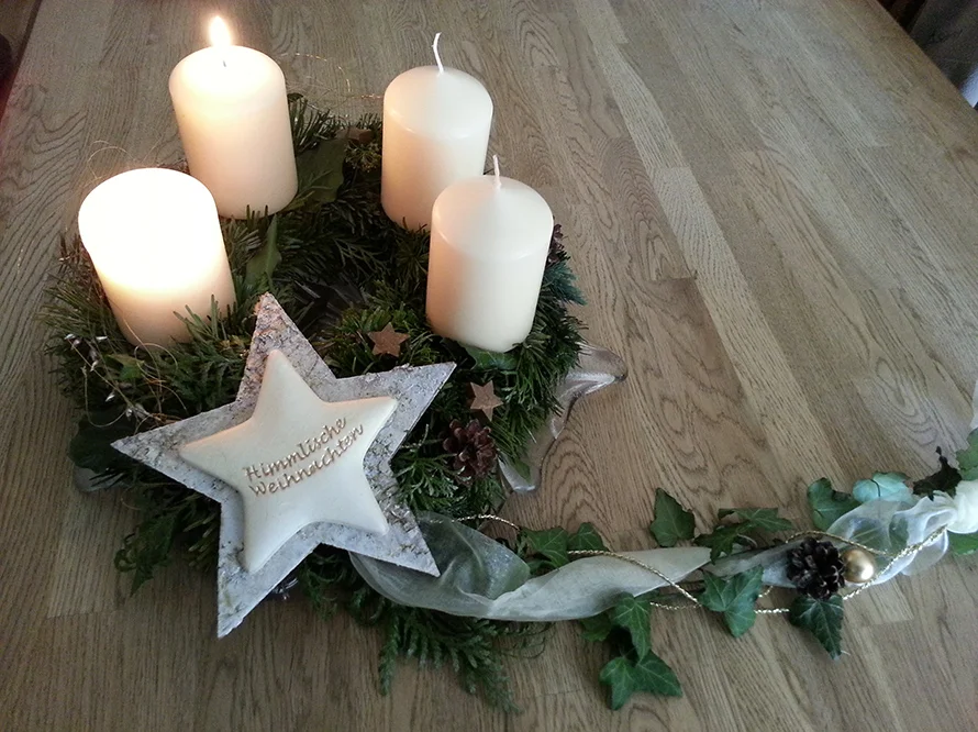 Adventskranz mit vier Kerzen