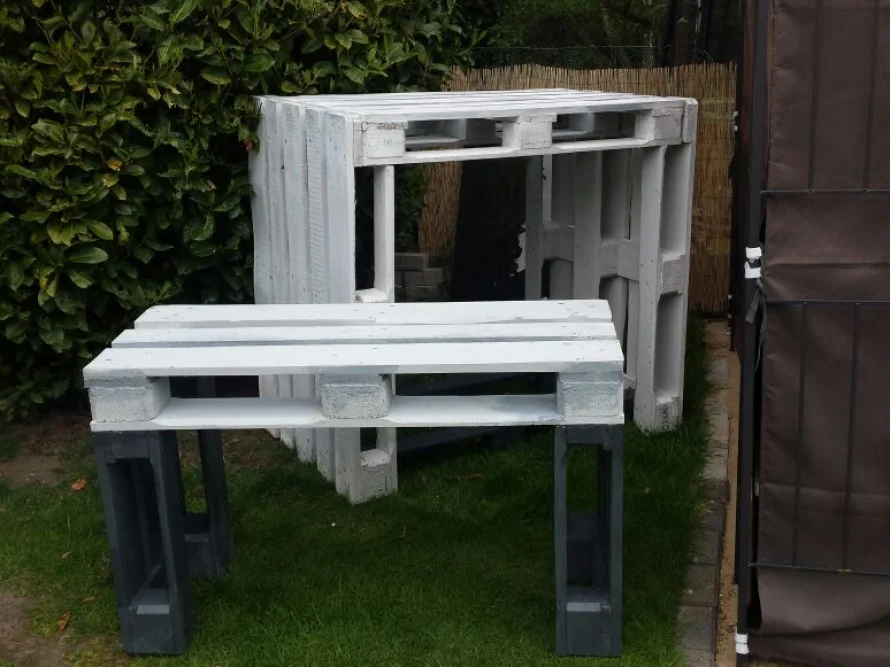 Zwei weiß gestrichene Holzpaletten