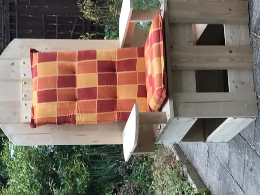 Holzstuhl mit orange-rotem Polster