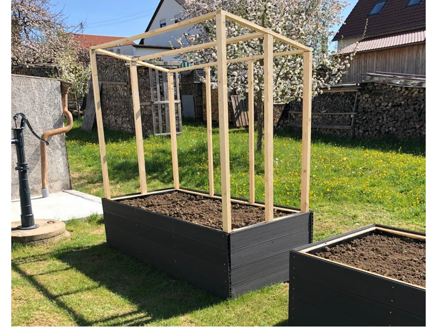 Holzgerüst über Hochbeet