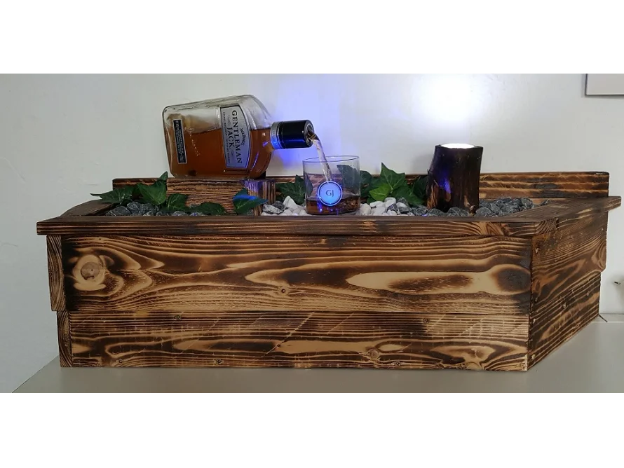 Dekorativer Zimmerbrunnen aus Holz