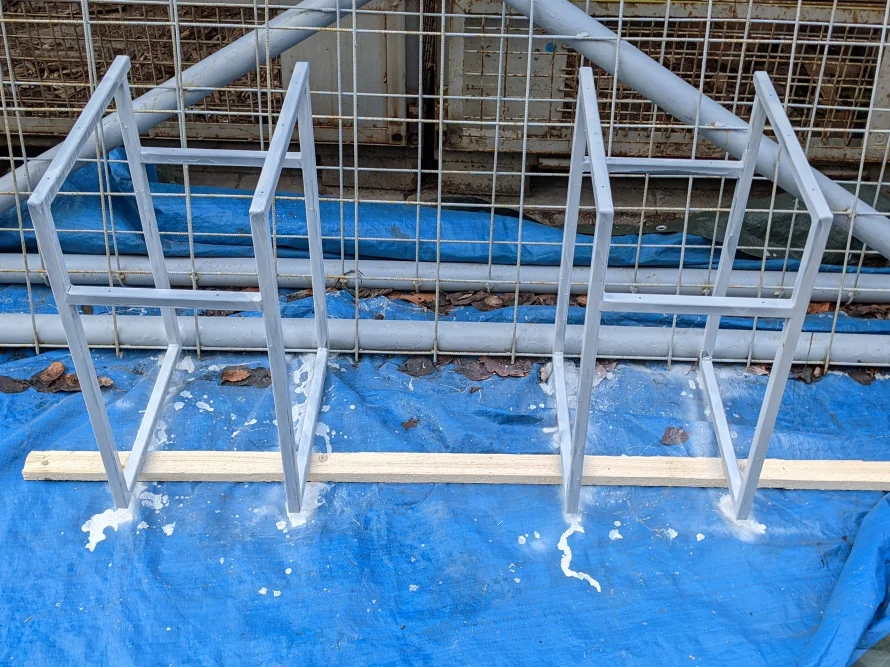 Zwei frisch gestrichene Metallrahmen