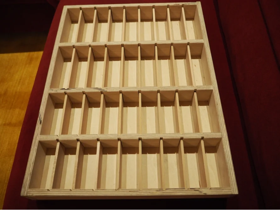 Leere Holzbox mit Fächern