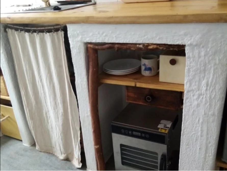 Rustikale Küchentheke mit Vorratsregal