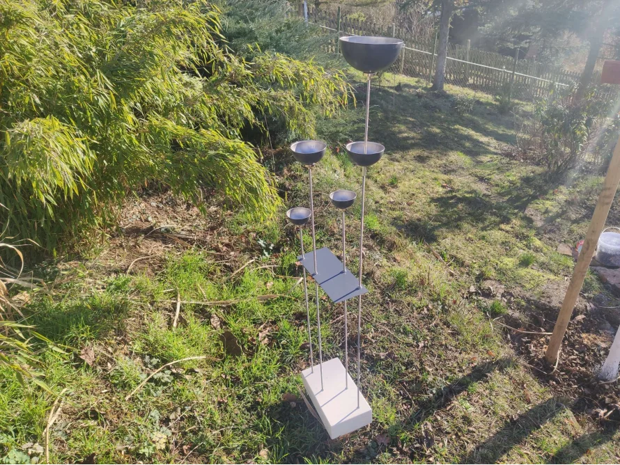 Moderne Gartenskulptur mit Schalen