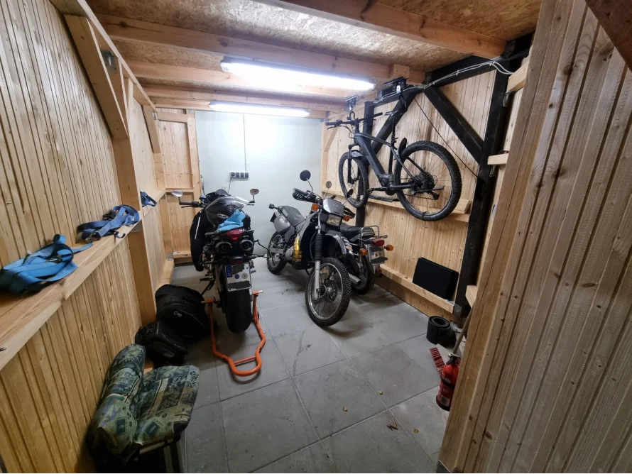 Motorräder und Fahrrad in Garage
