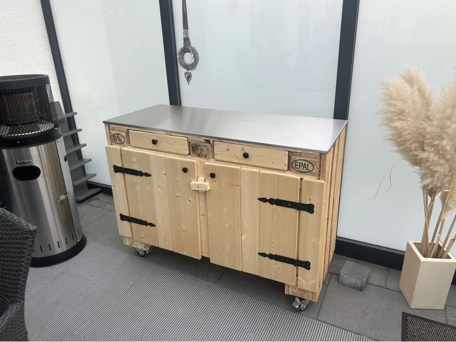 Rollschrank mit Arbeitsplatte aus Holz