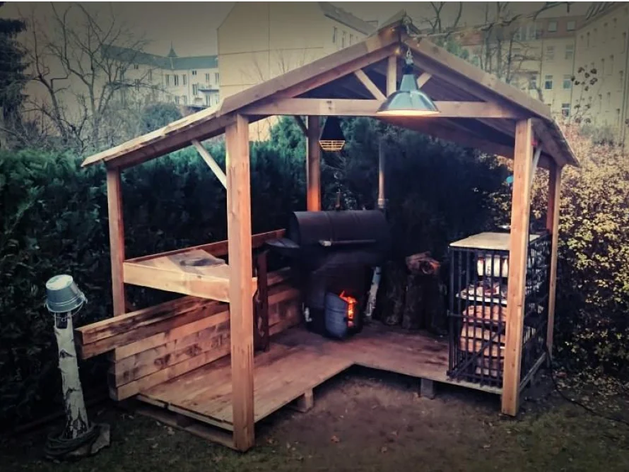 Überdachter Grillplatz im Garten