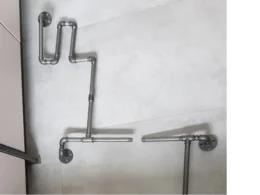 Metallrohre auf Fliesenboden