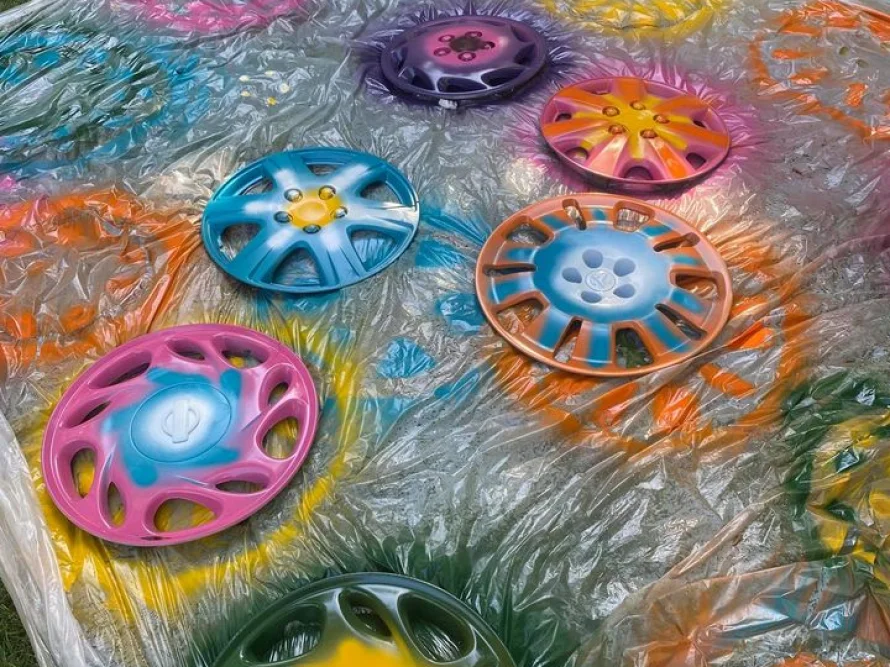 Fünf bunt besprühte Radkappen