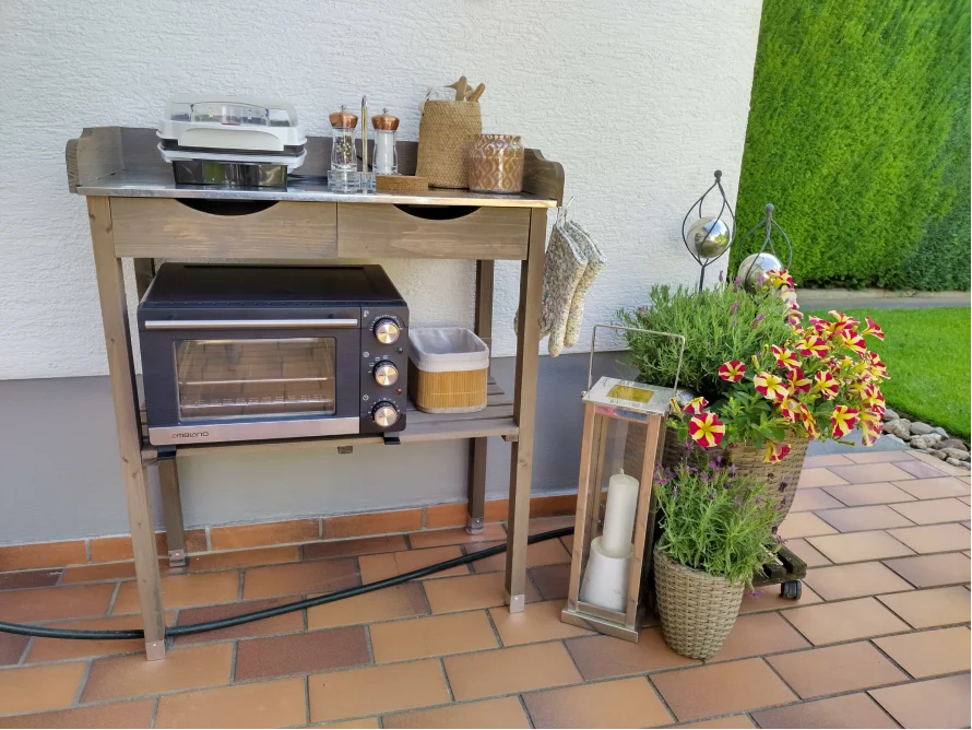 Beistelltisch mit Backofen auf Terrasse