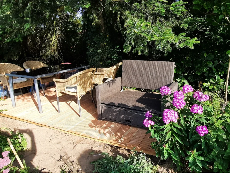 Sitzecke auf einer Holzterrasse im Garten