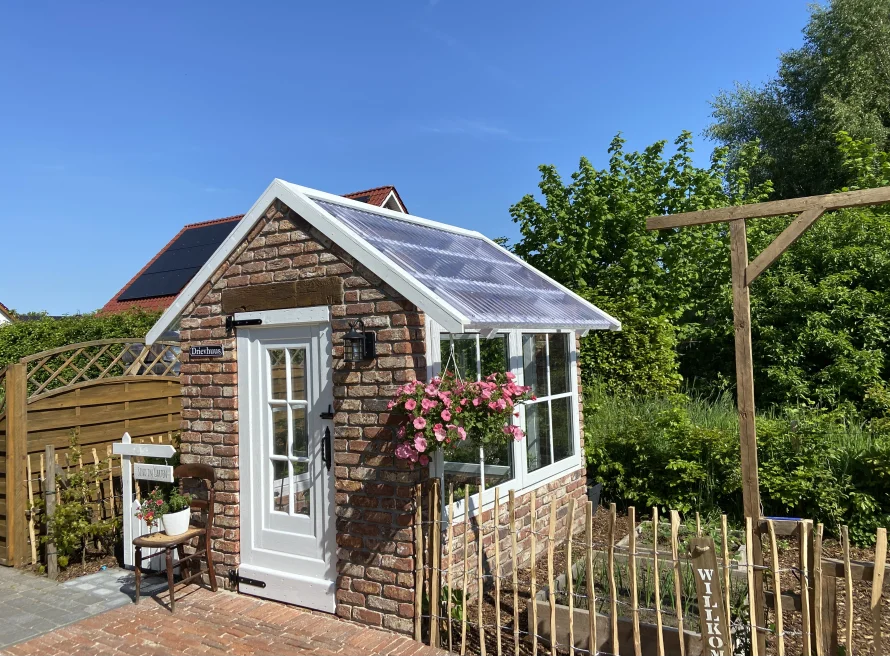 Kleines Gewächshaus aus Backstein