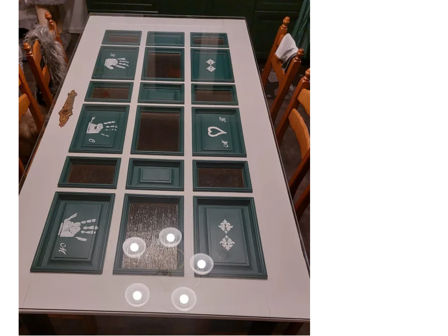 Weißer Tisch mit grünen Holzrahmen